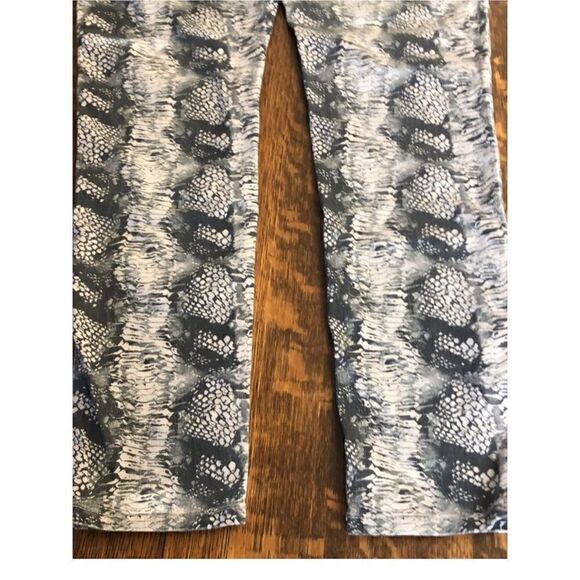 CAbi Snake Print Skinny Jeans Size 4 - Picture 8 of 15